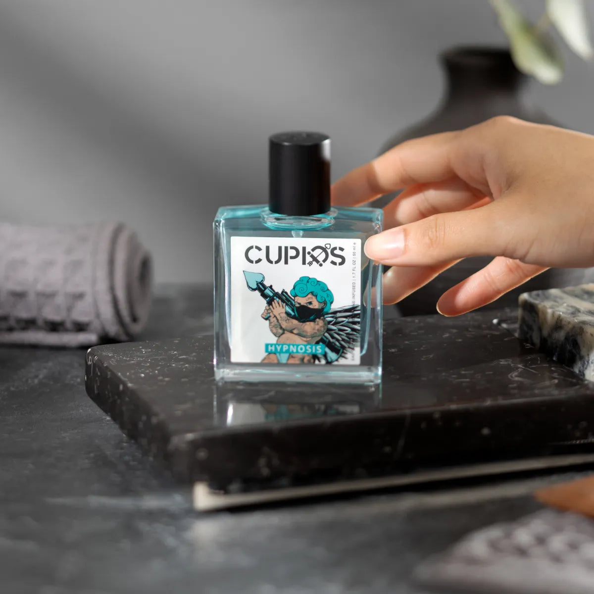 اجذب الأنظار وأشعل رغبتها برشتين من عطر كيوبيدز هيبنوسيس كولون